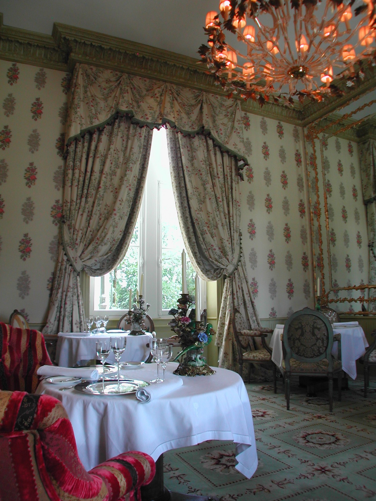 Hotel restaurant chateau Mirambeau decoration pièce à vivre